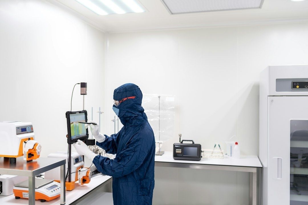 Onderzoeker in beschermend pak werkt met laboratoriumapparatuur