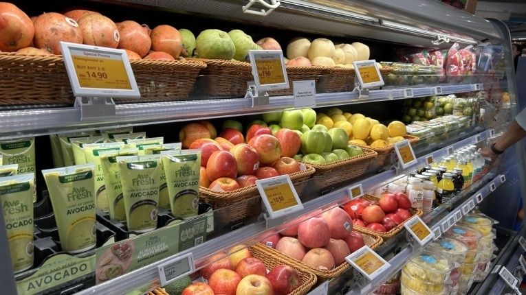 Supermarktkoeling met vers fruit, groenten en prijskaartjes