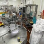 Laboratoriummedewerkers bij roestvrijstalen apparatuur voor kaasproductie